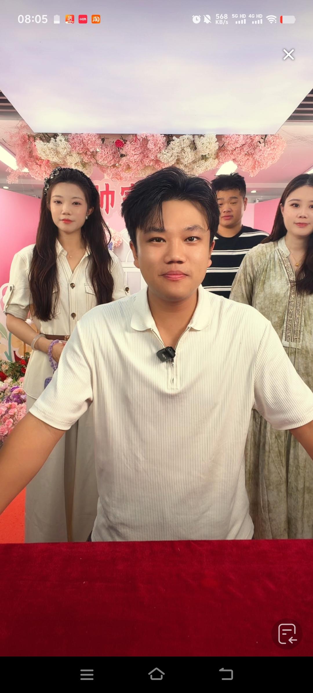 王正正好样的，怀孕差不多有五个月了吧，依然陪伴老公一起在直播间带货，不说给大家讲