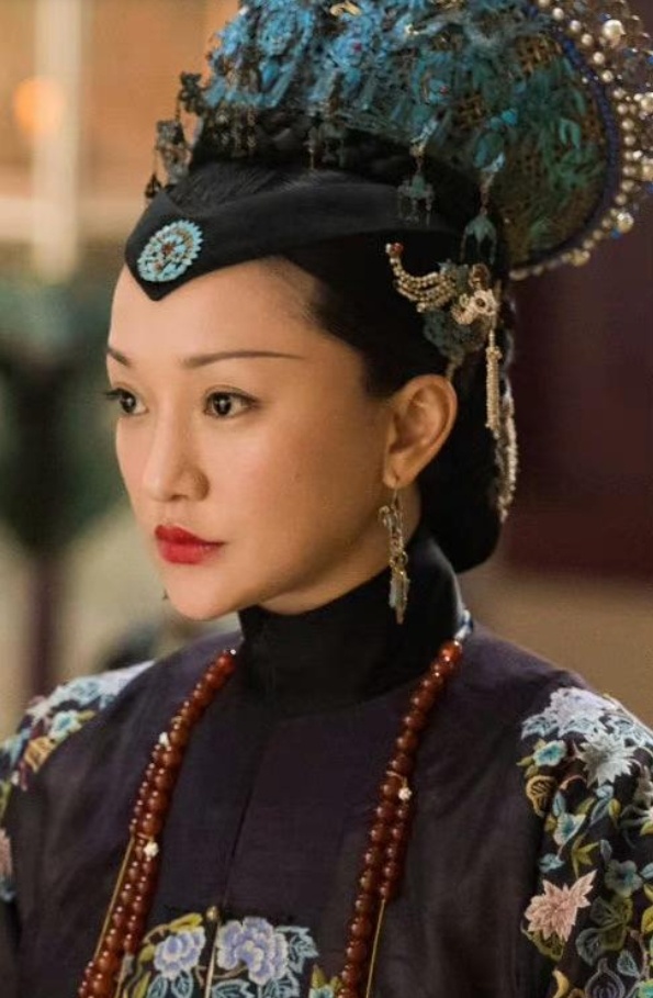 给如懿换上甄嬛的妆造，换完眉毛就有大如的倔强和单纯了，之前那个就是个太不威严了，