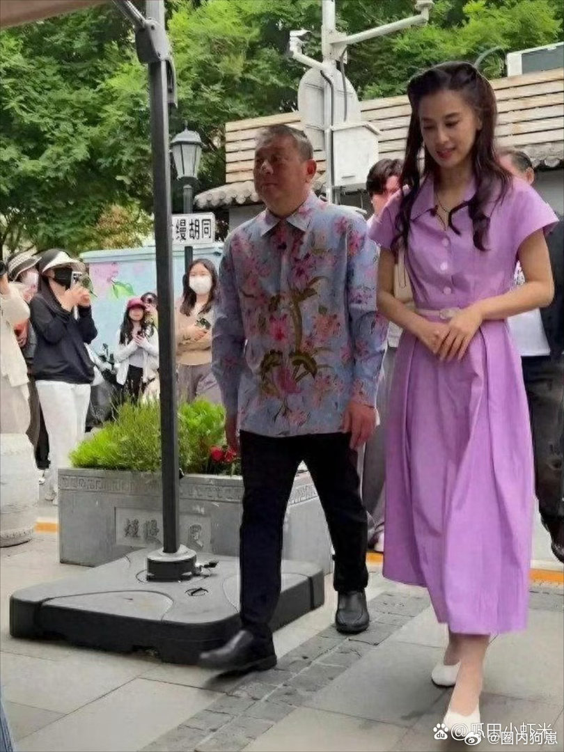 黄圣依线下活动原生镜头实拍，颜值状态直接惊艳众人，美感再上新台阶。 
