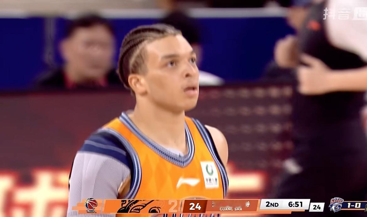 震惊！洛夫顿完全是单手打球上海男篮vs广厦男篮