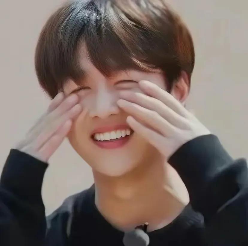 卓沅我认为是后陡门情绪最自由的人
你仔细分析和对比就会惊奇地发现，一个人的情绪自