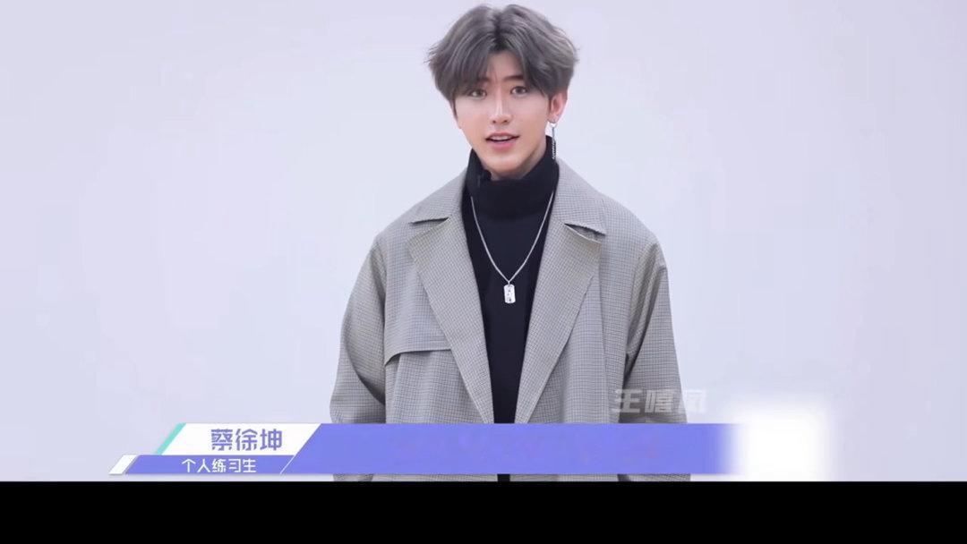 蔡徐坤被黑最久的顶流蔡徐坤流量时代的完整缩影从选秀横空出世爆红，到全网花式玩梗刷