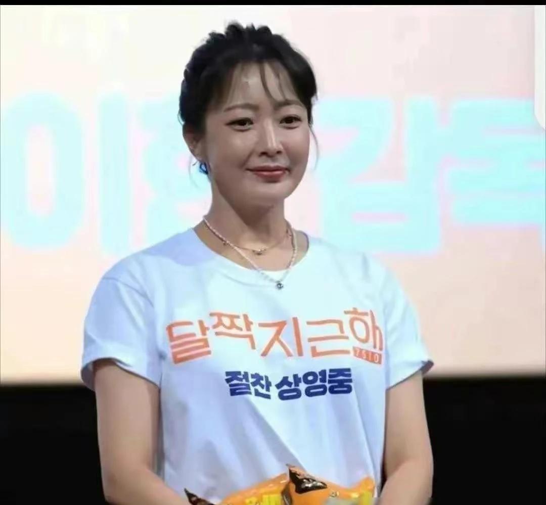 这是成龙非常喜欢的一位韩国女演员，曾是第一美女。跟成龙一起演完神话就消失了，再次