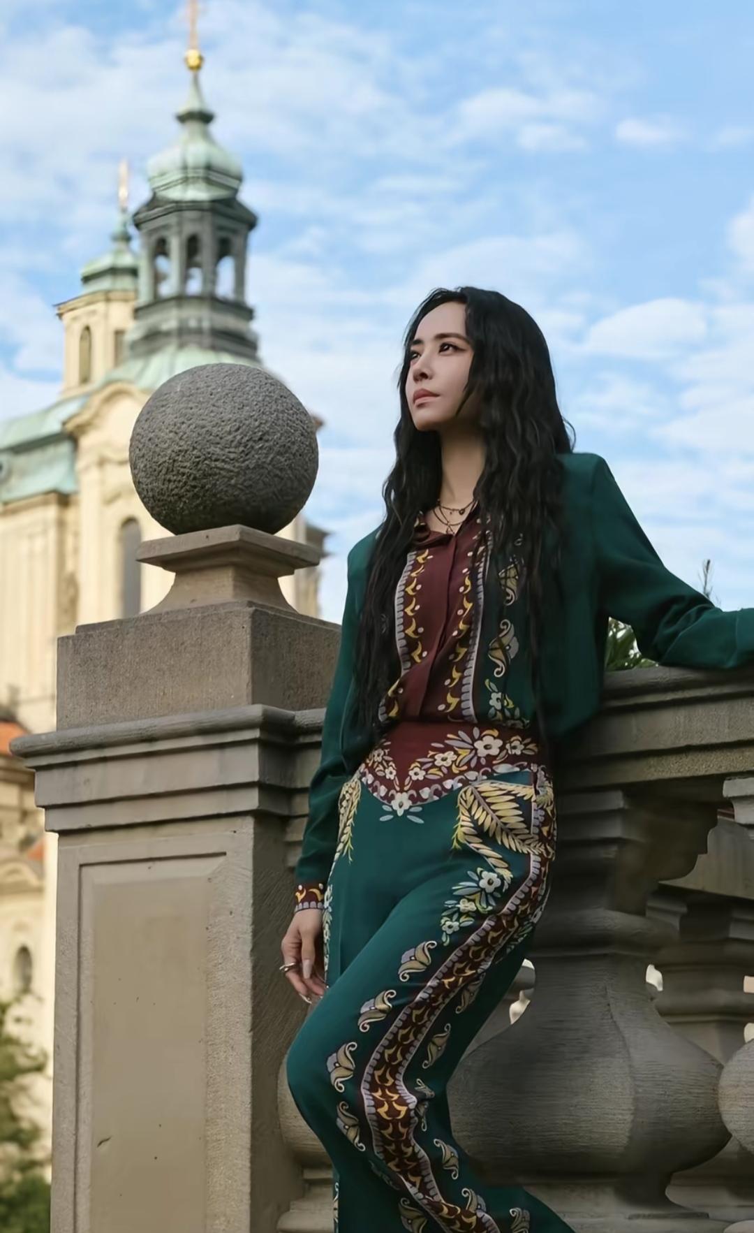 蔡依林那首《布拉格广场》都23年了，突然想起来重拍了个新MV。

更离谱的是，编