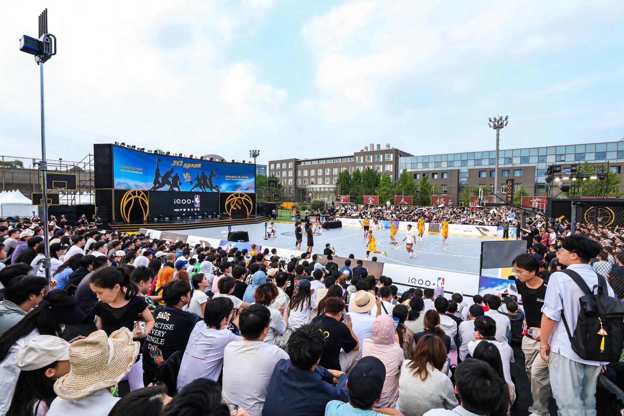 昨天张一山作为神秘嘉宾来到了iQOOxNBA高校篮球赛现场！生而强悍，为热爱全力
