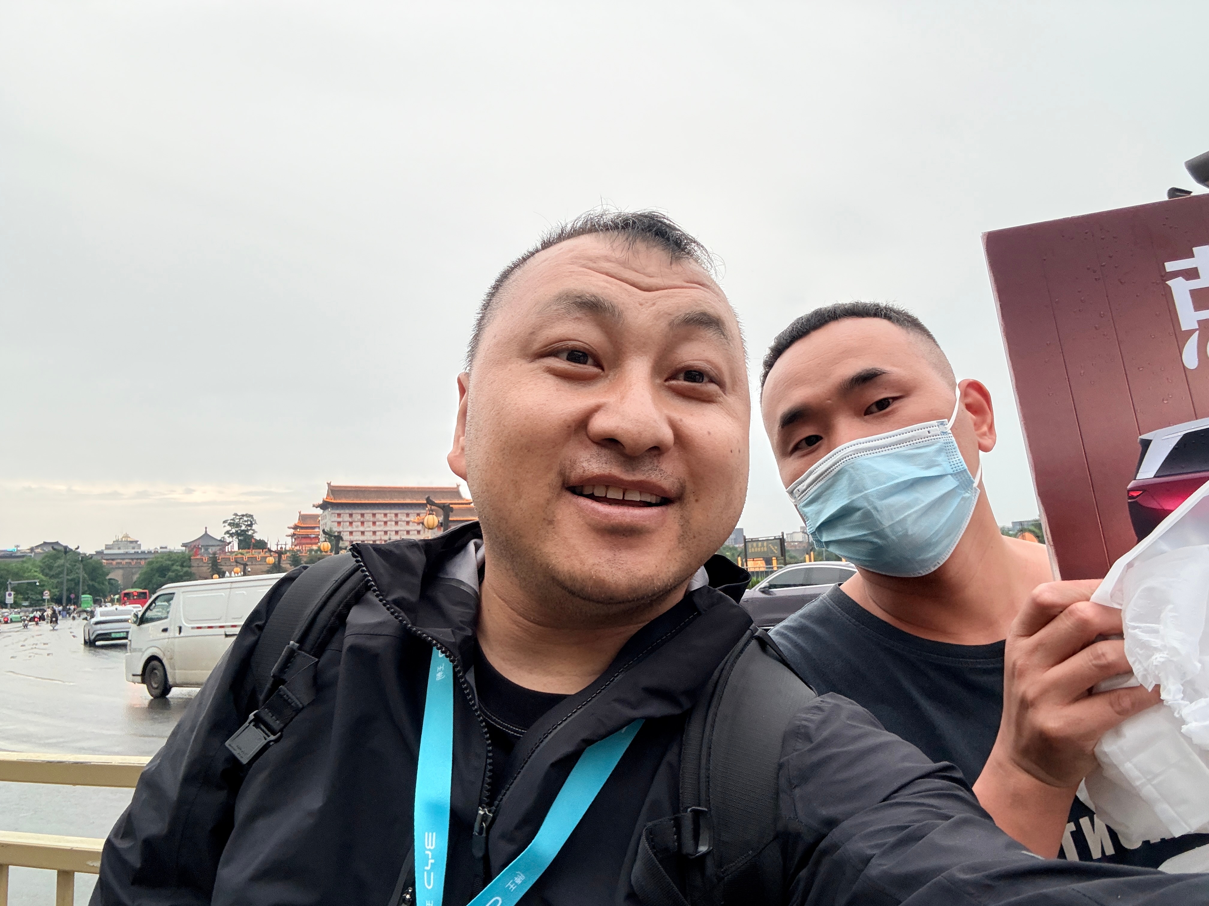 比亚迪 今天西安来比亚迪参加活动，发现旁边的小哥特别像，想着杰灵怎么还干这个兼职
