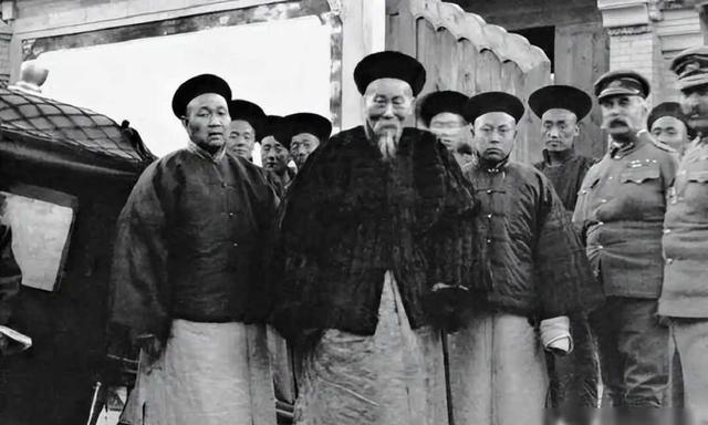 原来北洋水师的时候，我们就拥有了7000吨级的海上战舰，但最终还是输给了日本！而