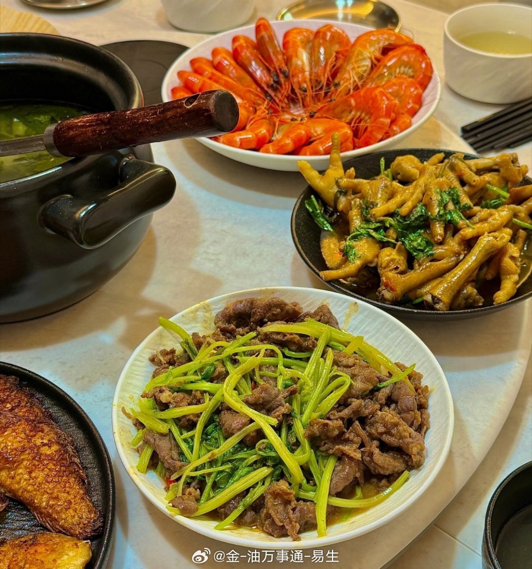 邀请小谢助理一家过来吃个饭，老婆也总是念叨着无聊，想和小谢媳妇出门逛逛聊聊天 