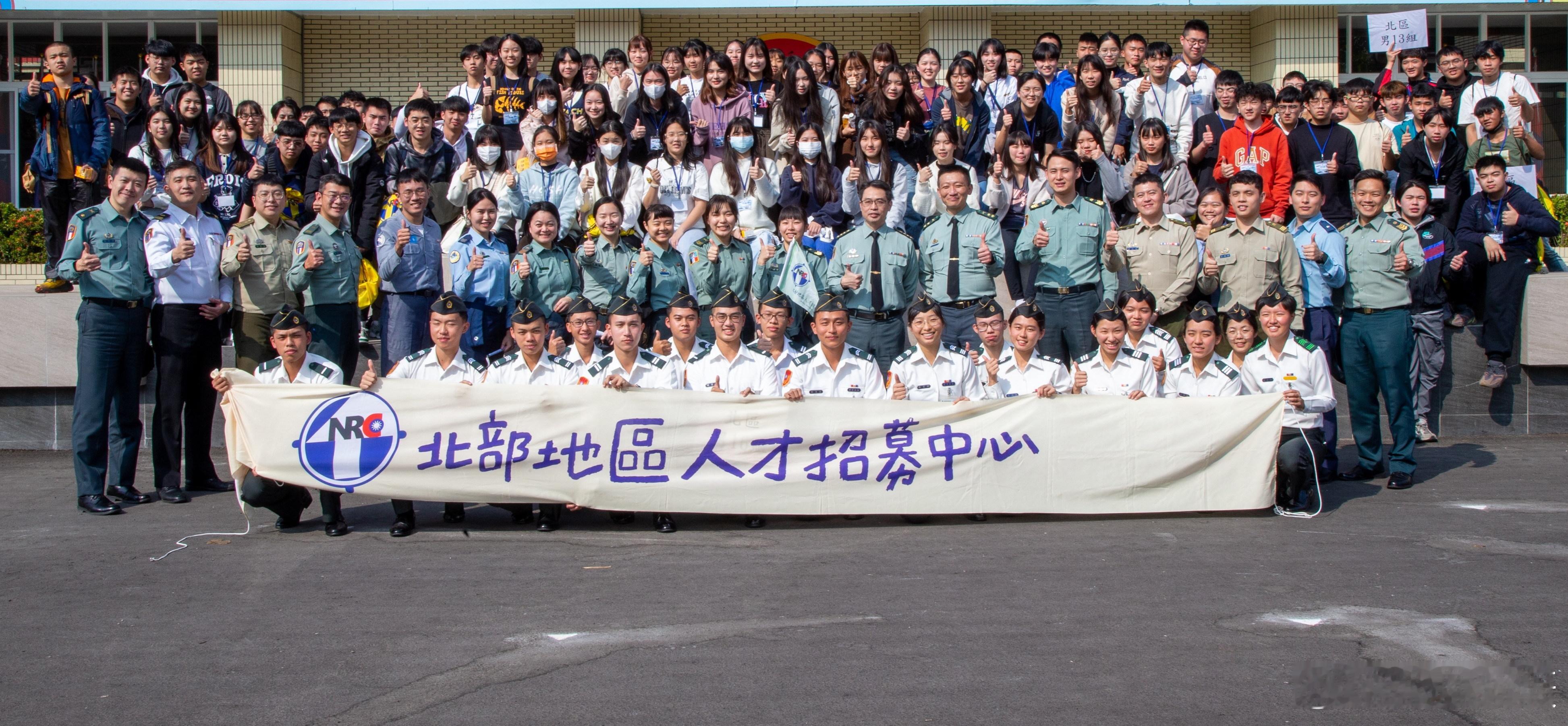 蛙媒：今（27）日，台独蛙军一连两天举行“菁英专案”活动，邀请应届毕业高中生参加