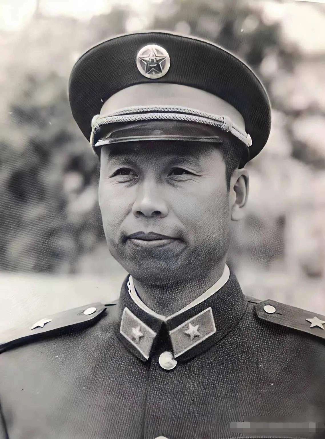 1984年9月，昆明军区会议室。刘玉尊站起来，把一盘磁带塞进录音机。沙沙声后，突