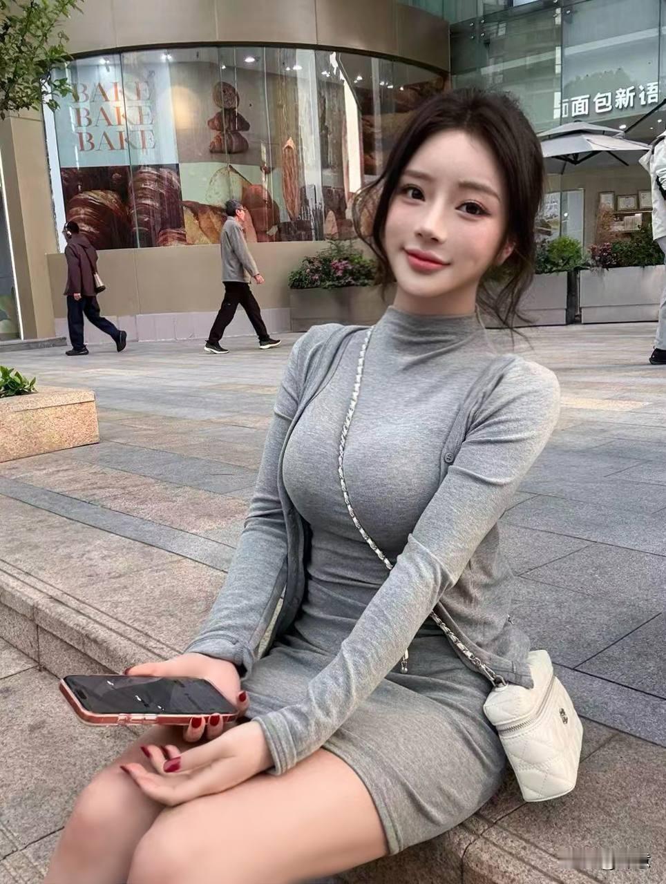 ​谁家姑娘这么会穿？灰色毛衣搭小白包，清纯又不失性感！