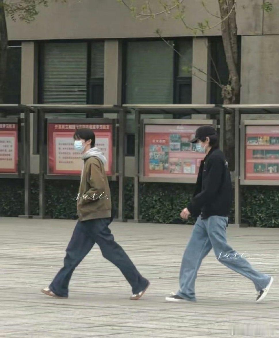 马嘉祺宋亚轩返校了马嘉祺宋亚轩返校  马嘉祺、宋亚轩返校，休闲装穿搭好低调！ 
