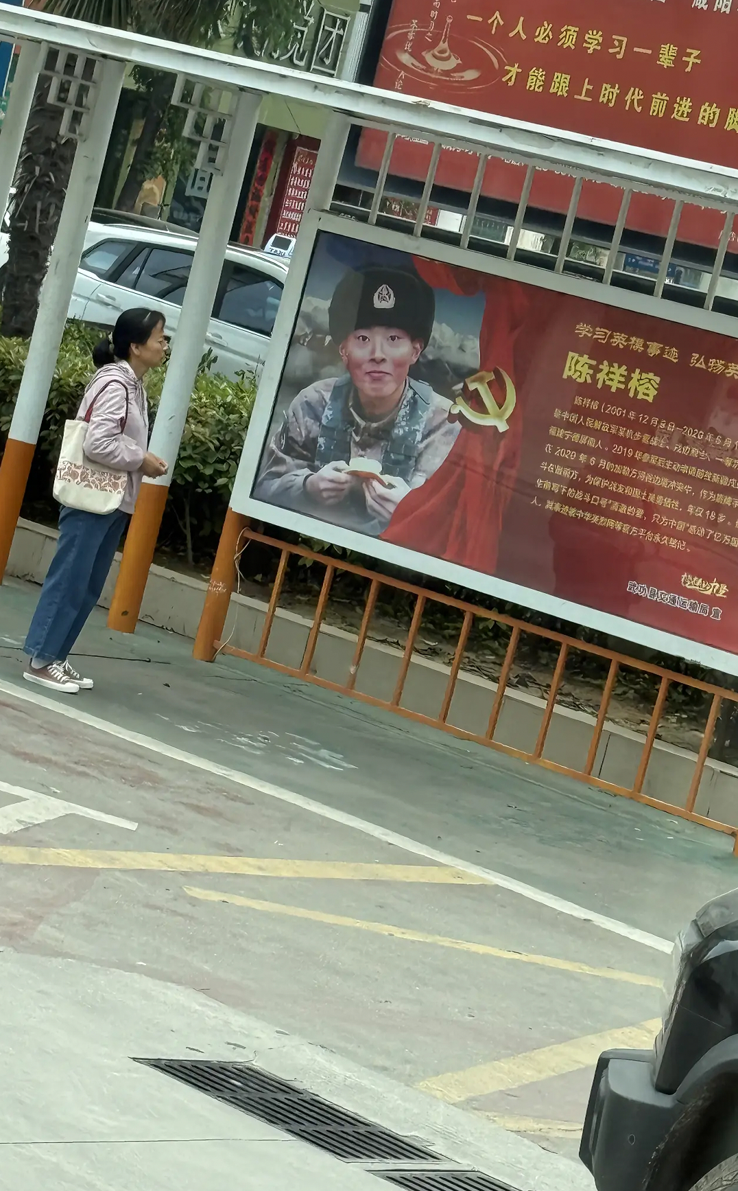 她在想什么？或许是这孩子还那么小…… 