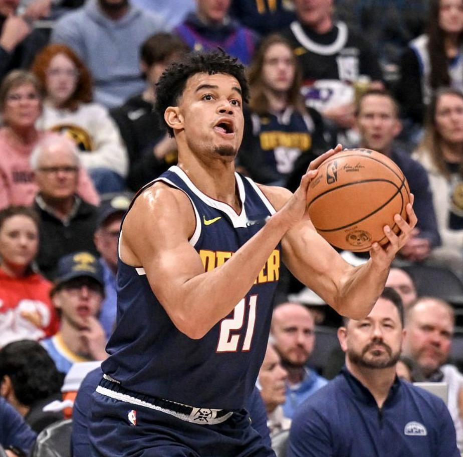 掘金前锋斯班赛琼斯赛季场均6.2分，打湖人，第一节三分4中4，随便投。 