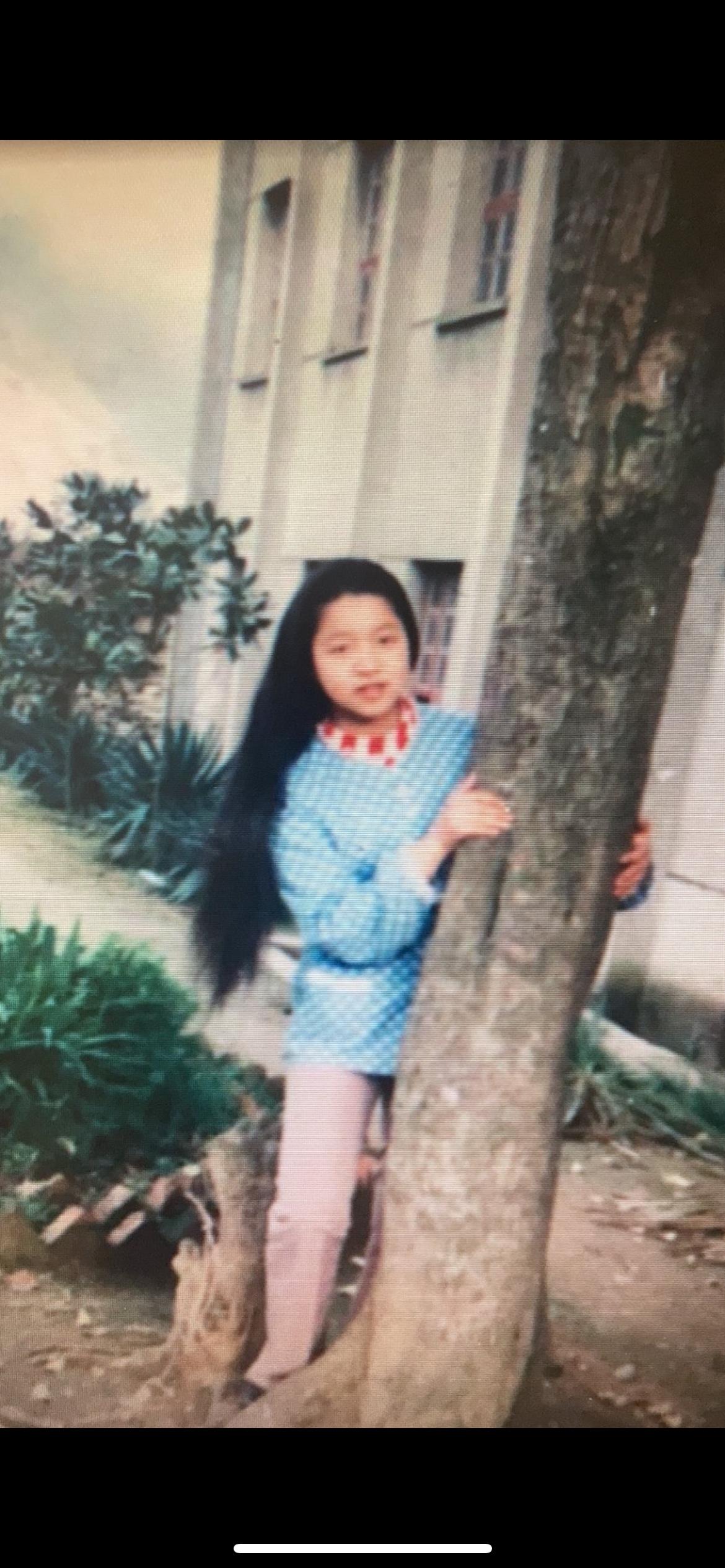 天刚亮，我正在厨房熬粥。

窗外玉兰花开得正好，粉白的花瓣落了一地。

楼下扫地