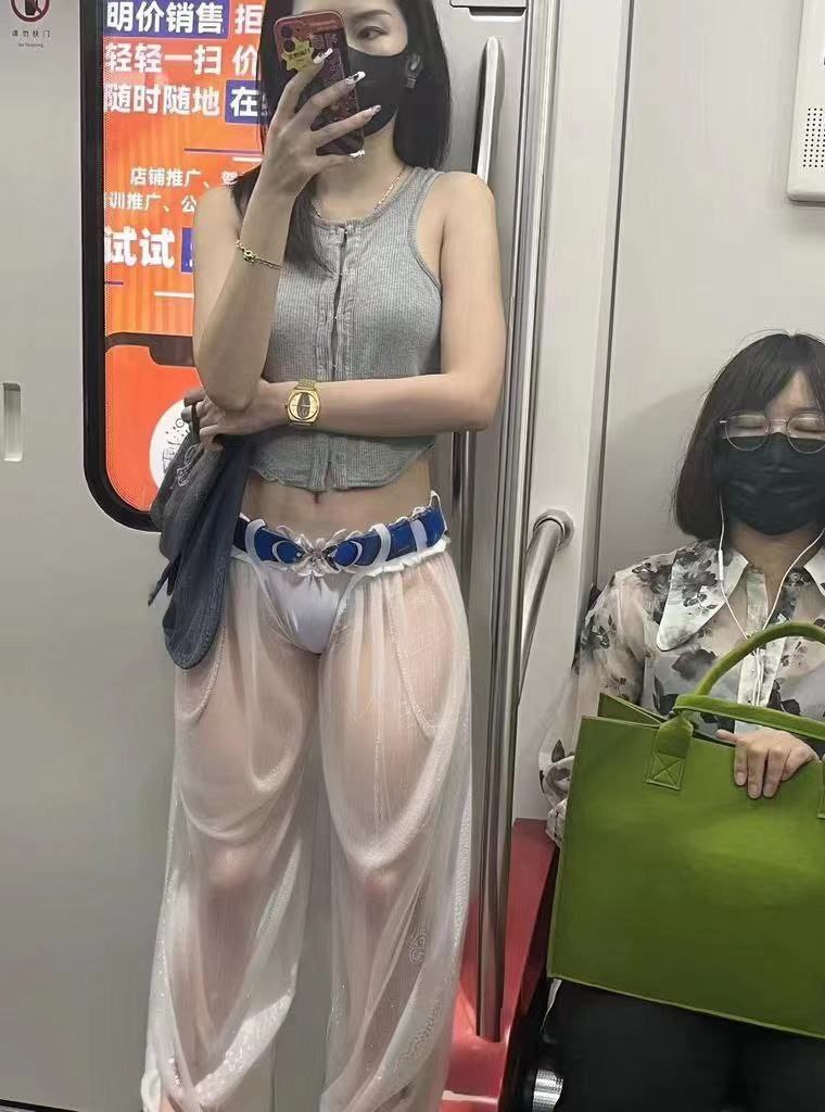 这裤子好看 跟没穿一样 ​​​