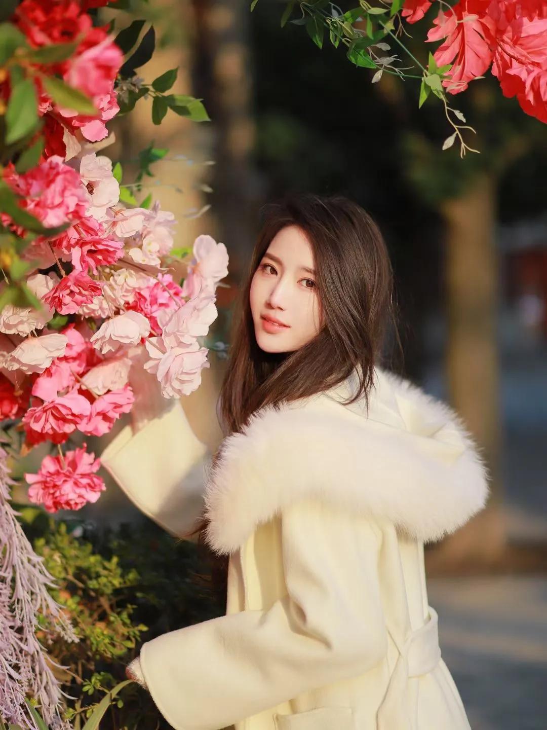 长满玫瑰的洋房，是上海春天来的最早的地方。
思南公馆的花墙也太浪漫了吧！
春天的