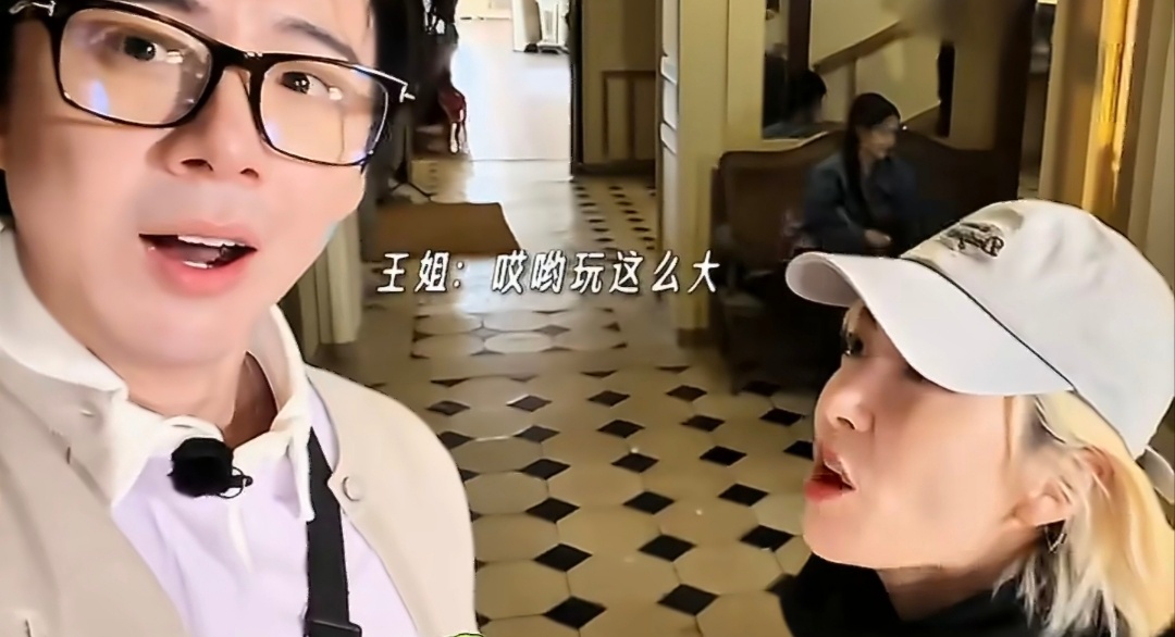 哈哈哈，谁能拒绝现场吃瓜这么大的诱惑，甚至还有人加戏，越看越过瘾了。这个画面可太