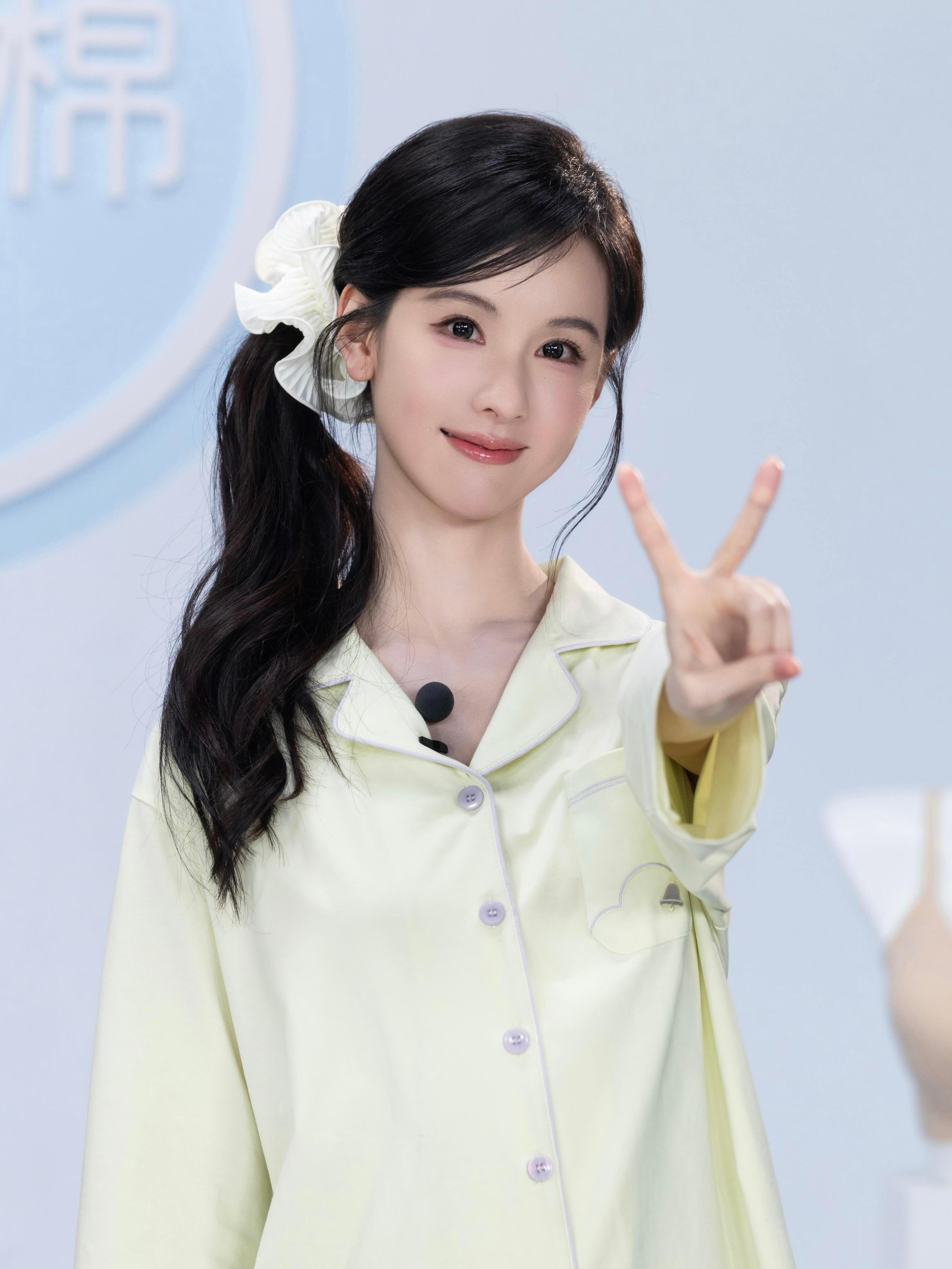 陈都灵完全软萌小白兔来的 