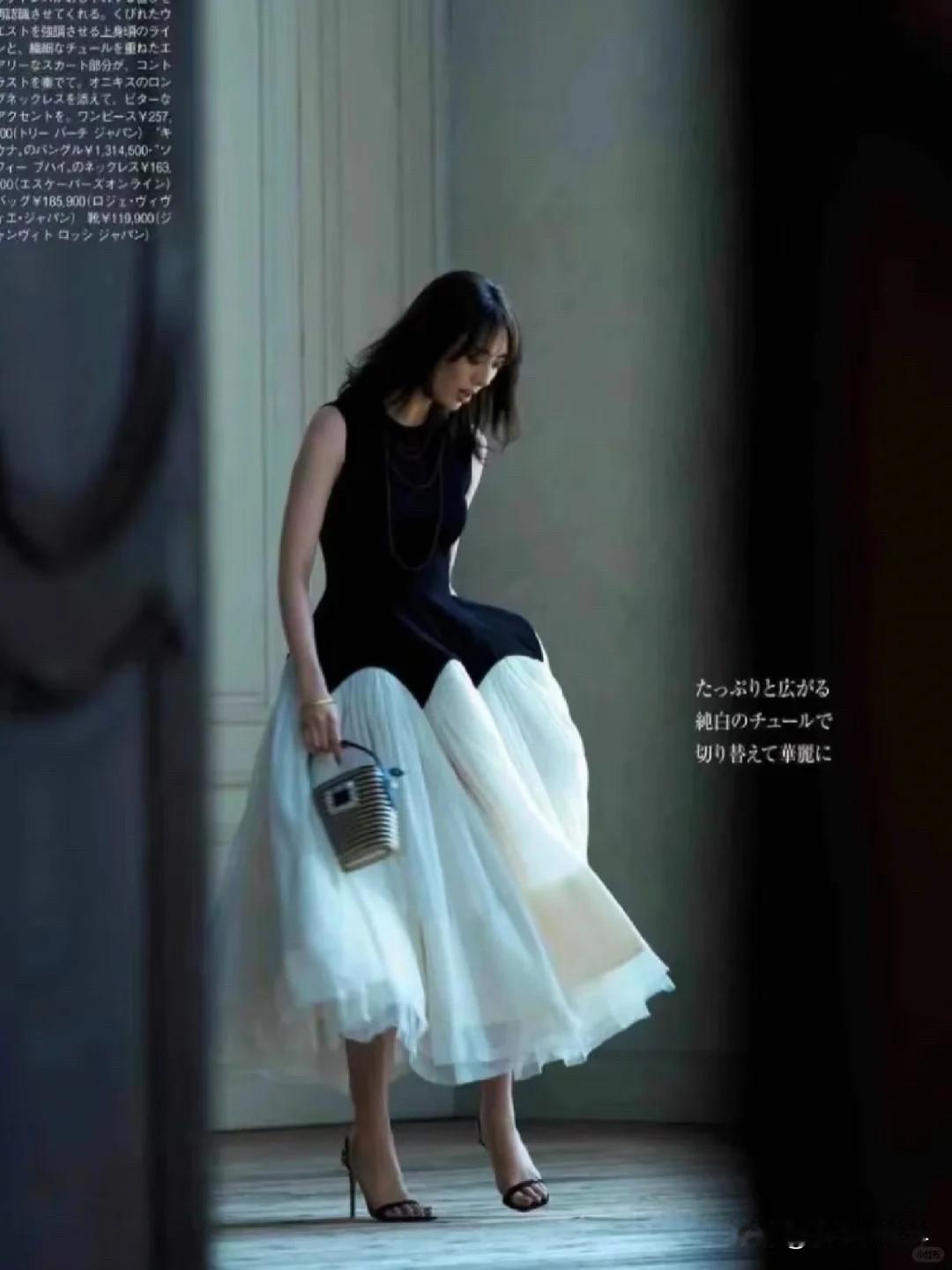 这条黑白拼接礼服裙可以说“仿款无数却无人超越”✨

22年一亮相就火出圈，原版我