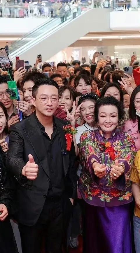#妙笔生花创作挑战#汪小菲和张兰女士去济南参加麻六记开业典礼啦，粉丝看到兰姐后，