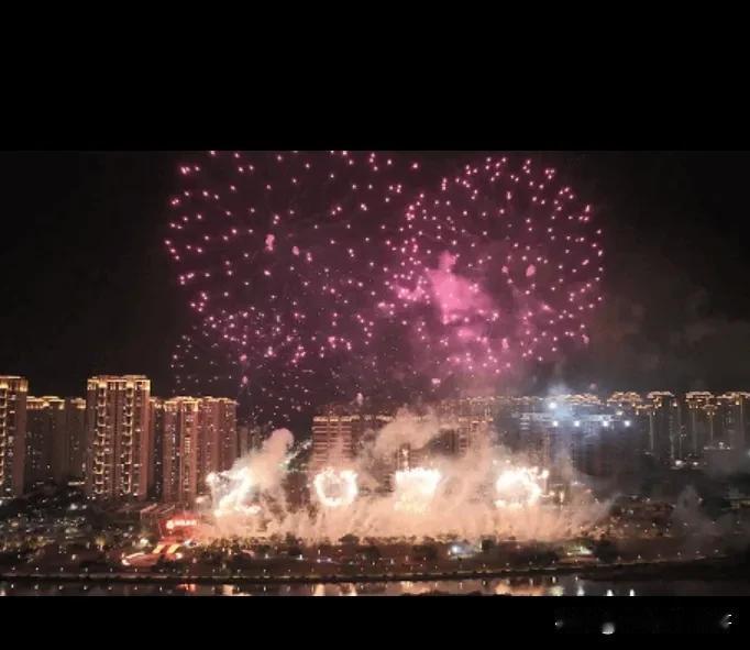 跨年烟花秀。
2025年，
愿国泰民安
愿风调雨顺
愿条友们
心想事成
万事如意