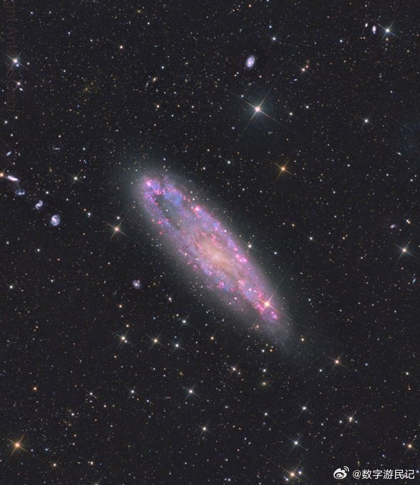 一幅令人惊叹的螺旋星系NGC 247，在鲸鱼座中以紧凑而明亮的星核闪耀光芒。由R