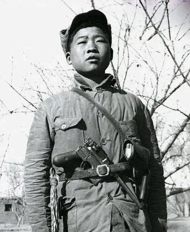 这位16岁的八路军小战士，虽然我们不知道他的名字，但是据记载他参加过多次对日本军