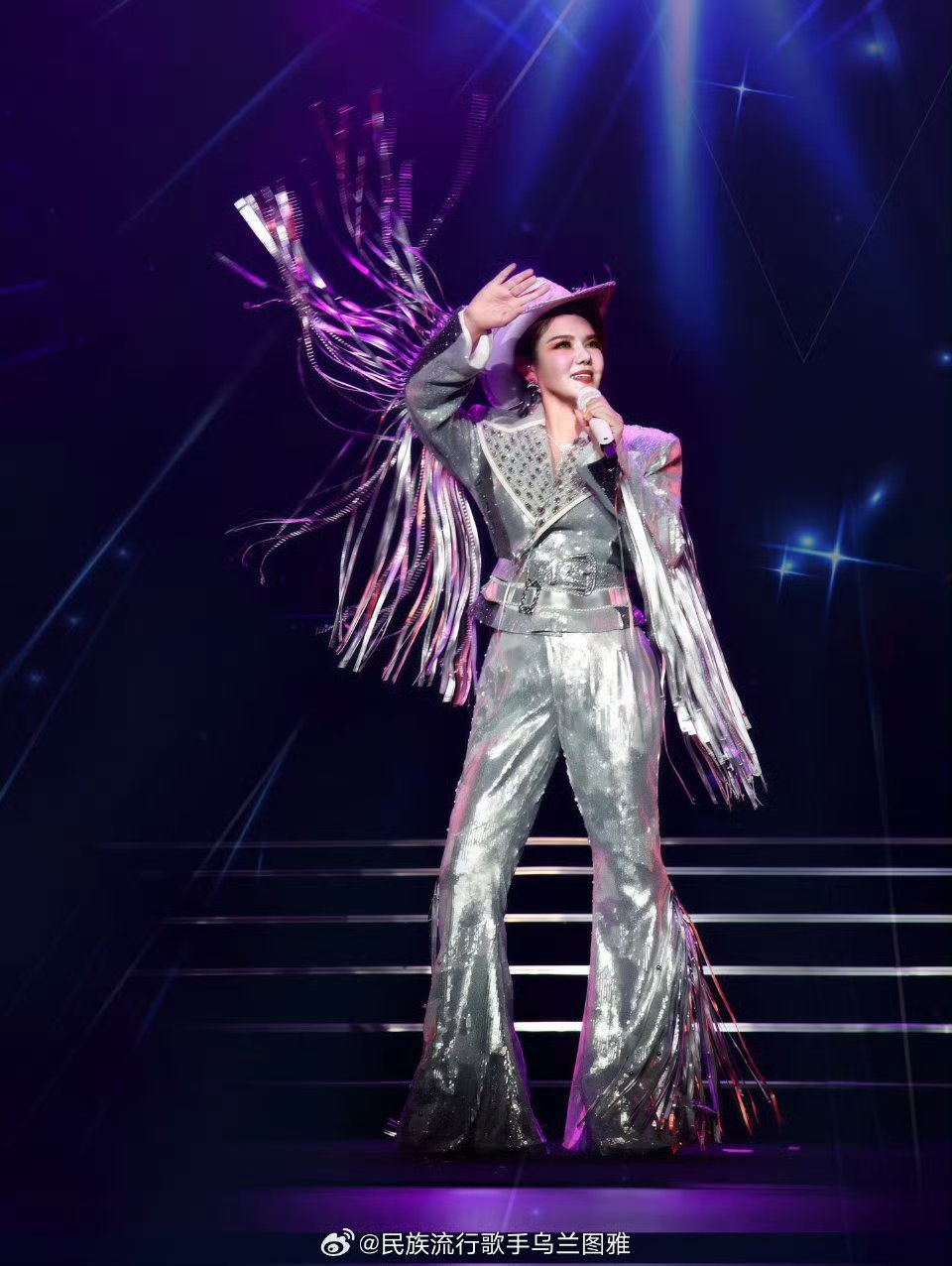 乌兰图雅上直播首先要笑容满面被问到直播舞台经验，乌兰图雅直言上台首先要笑容满面，