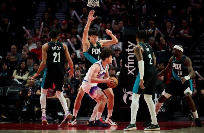 今天打爵士小杨和努尔基奇聊的甚欢。杨翰森在末节垃圾时间登场，投篮1中1，罚球2罚