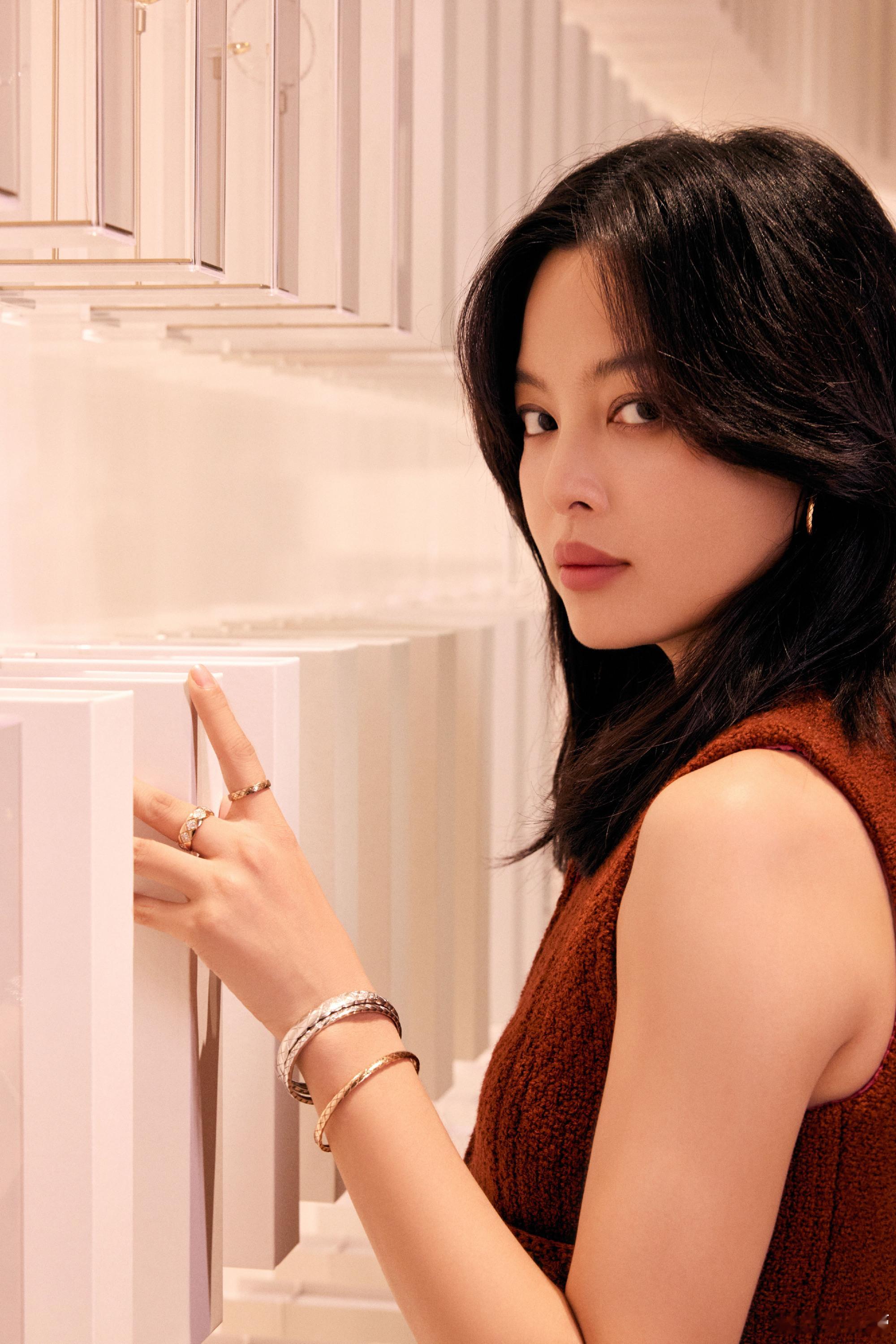 #辛芷蕾需要一条瑜伽裤来装东西# 辛芷蕾是一点东西都不想往手上拿呀 ​[允悲] 