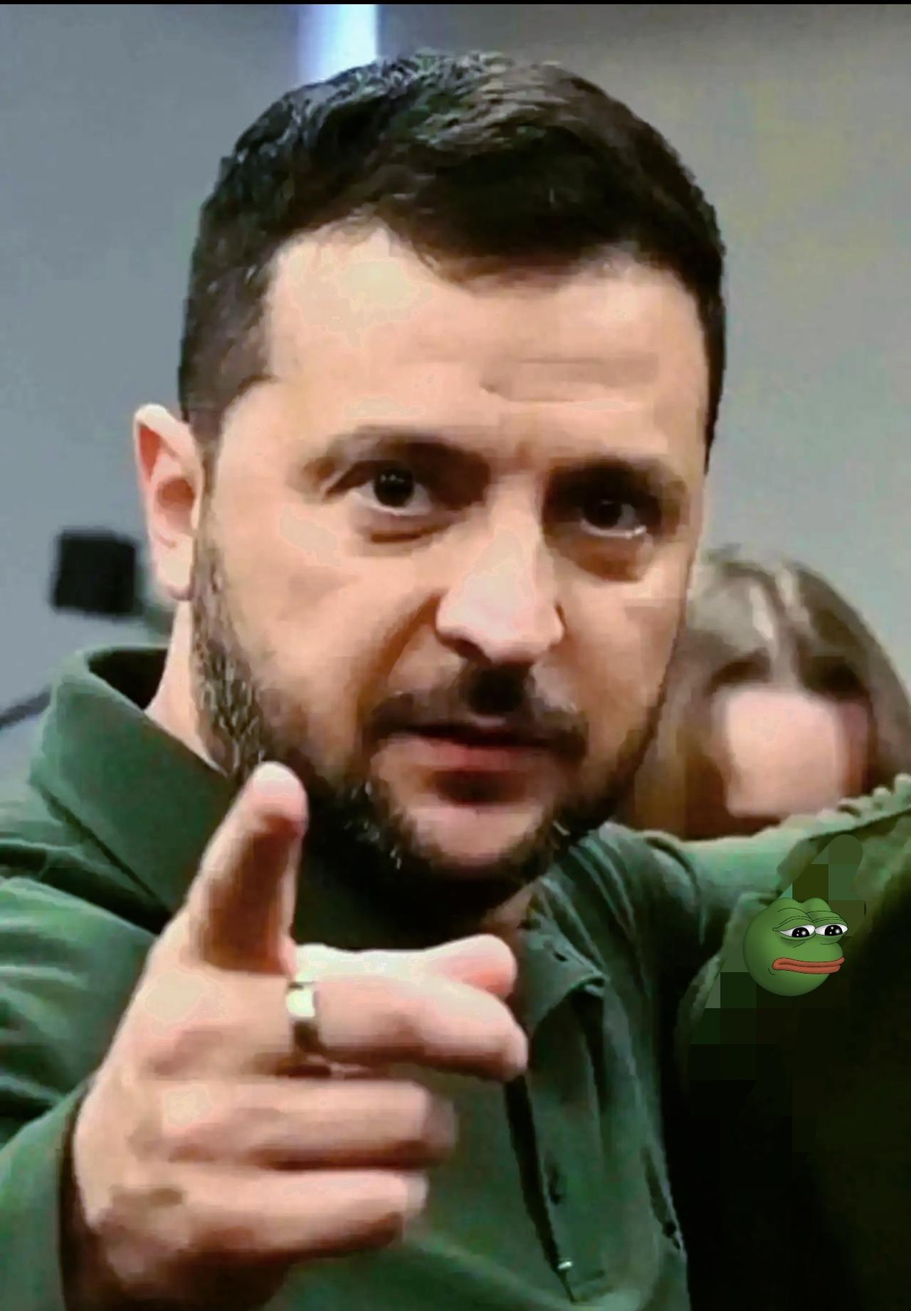 刚冲进去救人，第二颗导弹就来了。
人，就这么没了！基辅这一夜，满是破碎的家园和无