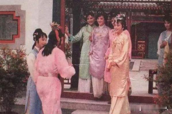 在古代，夫妻进行房事时，身边都要站着一个丫鬟伺候，这究竟是为什么？丫鬟不会脸红吗