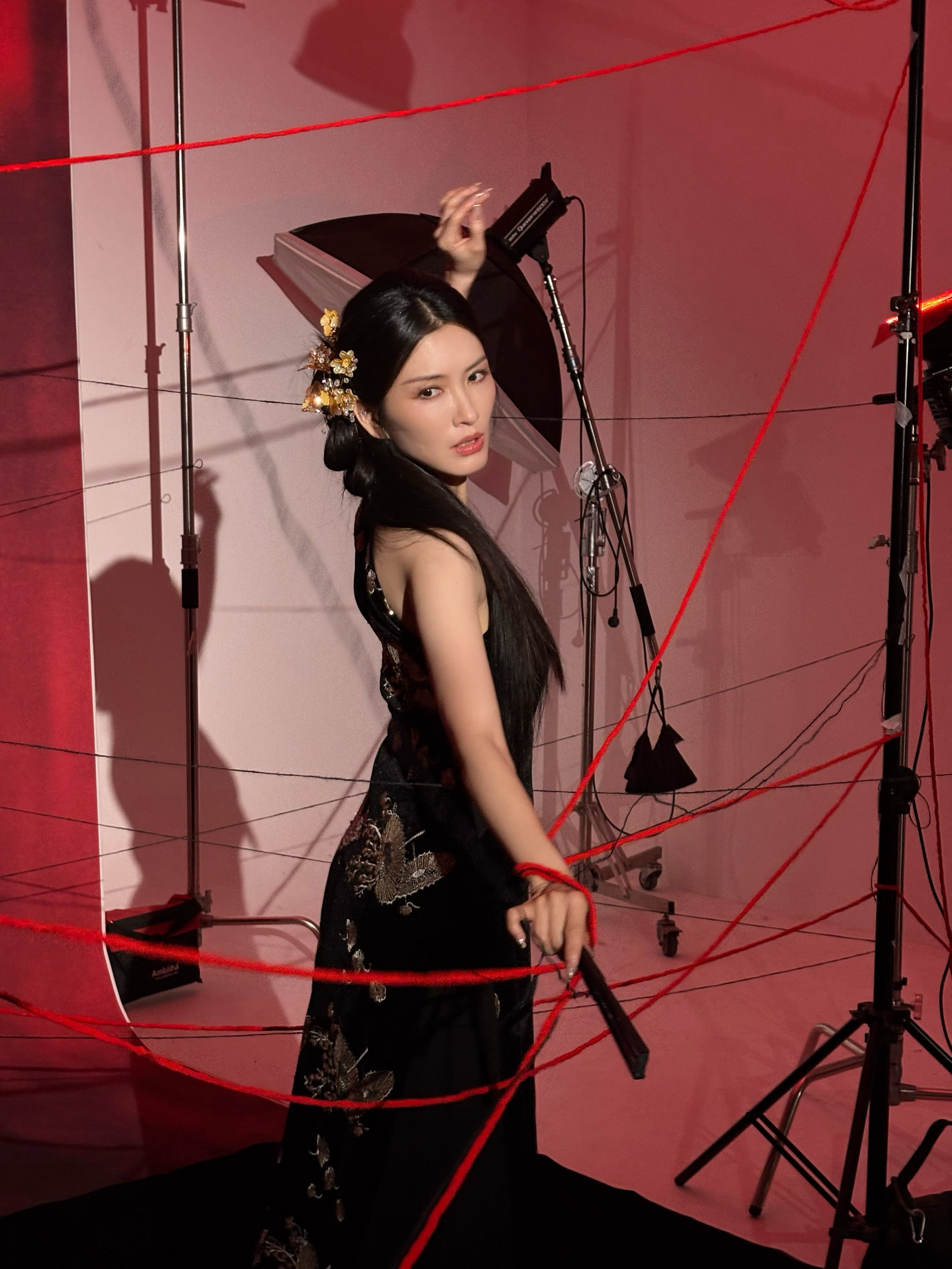 徐洁儿四公锁造型徐洁儿live美成啥了四公锁妆太明智，这套造型适配全场live