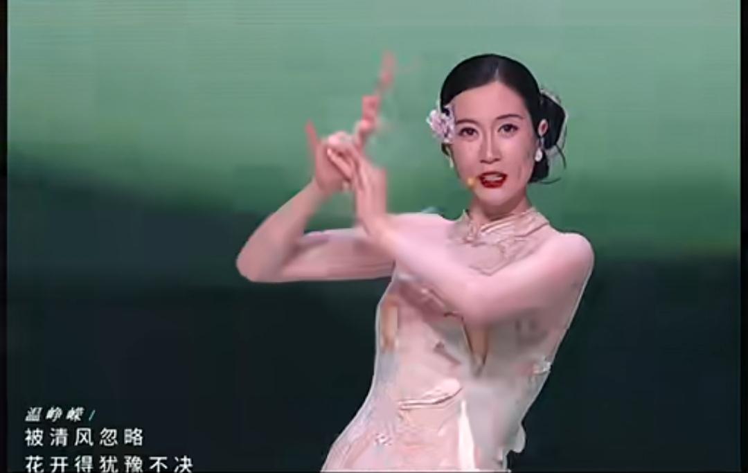 温峥嵘上浪姐，网友说像芙蓉姐姐登台

还有人说倒数第一竞争太激烈，不知道该投票给