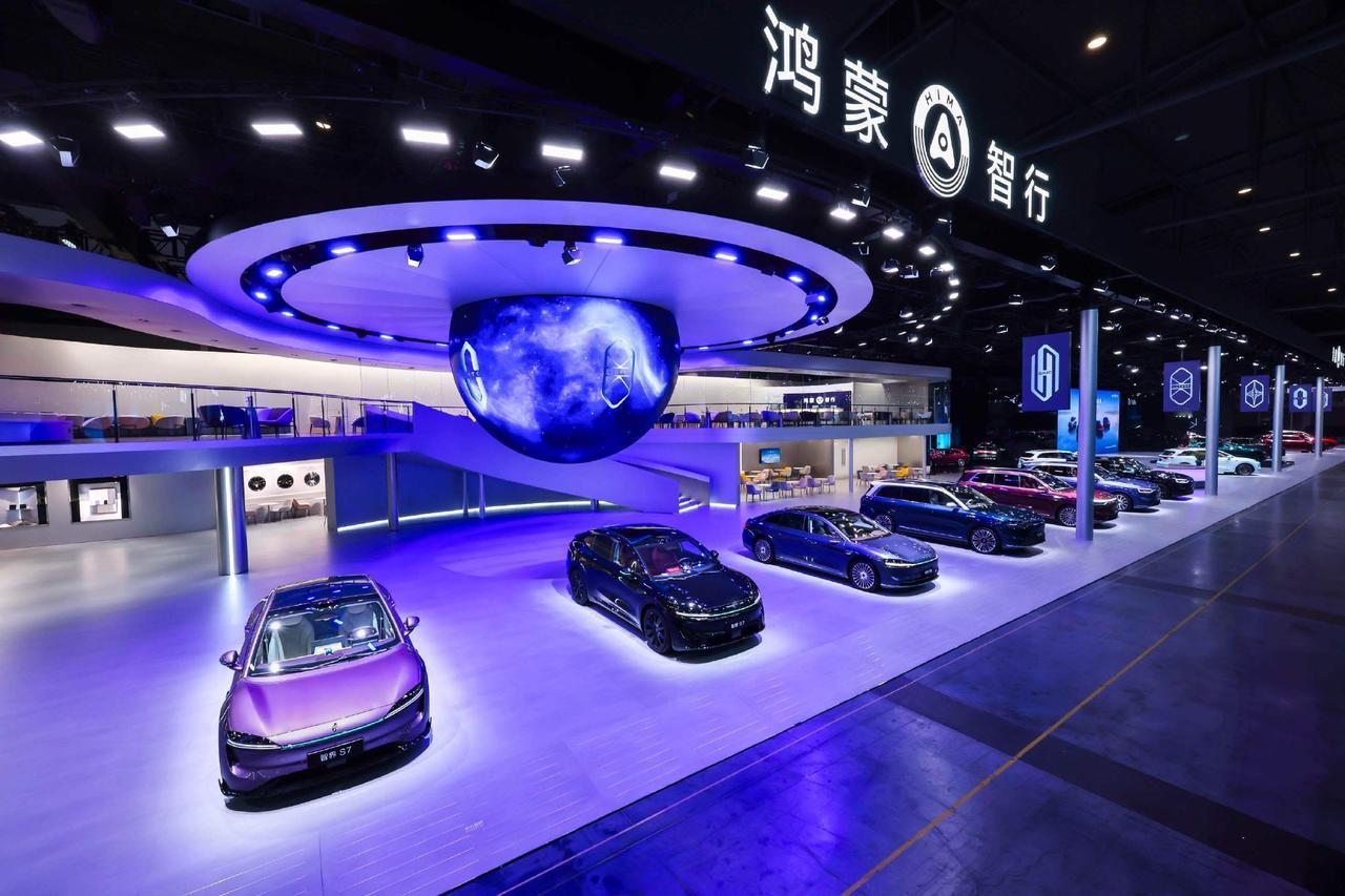 刚看到鸿蒙智行和赛力斯的10月销量时，我差点把计算器按出火星子——鸿蒙智行交付6