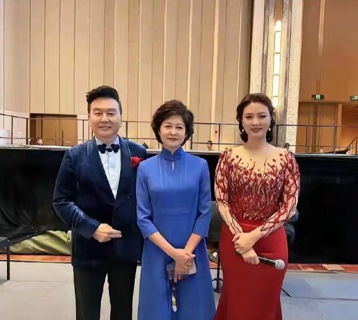 家人们这三位主持，但凡你认识一位，说明你就是中央电视台的忠实粉丝了，我就认识一位