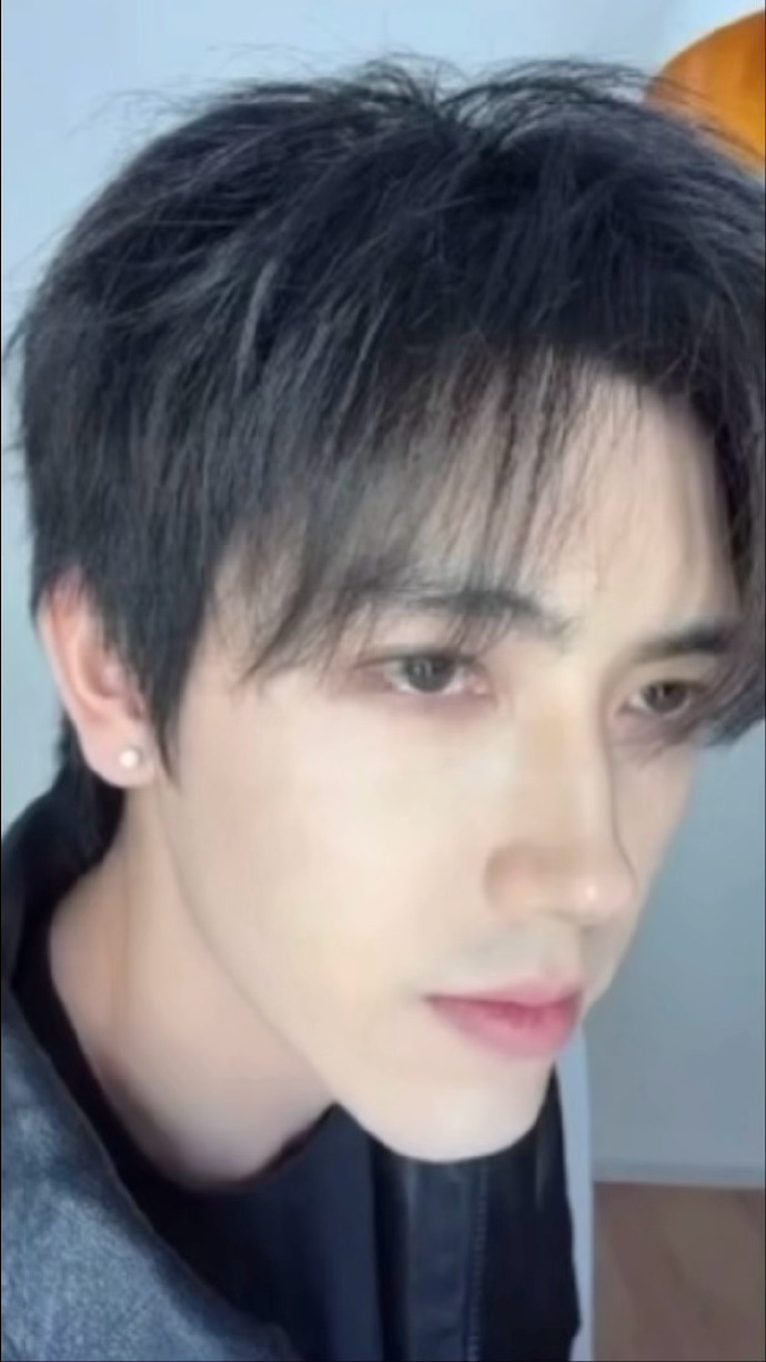 陈飞宇侧颜给到一个夯陈飞宇清瘦 陈飞宇侧颜给到一个夯，谁懂今天直播的阿瑟的侧颜满