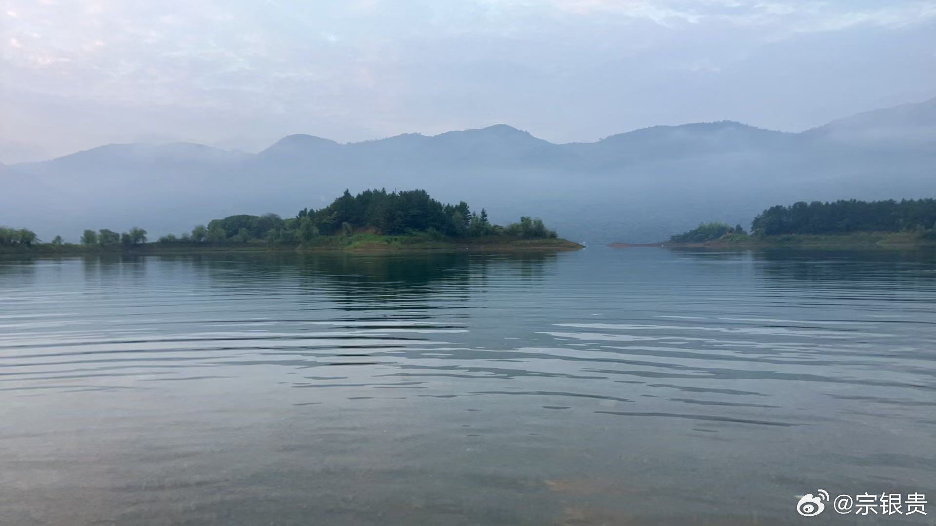 雅青秋之韵  【五律·大梅沙海滨公园】长滩横翠麓，浩渺接苍穹。浪吻金沙细，风梳绿