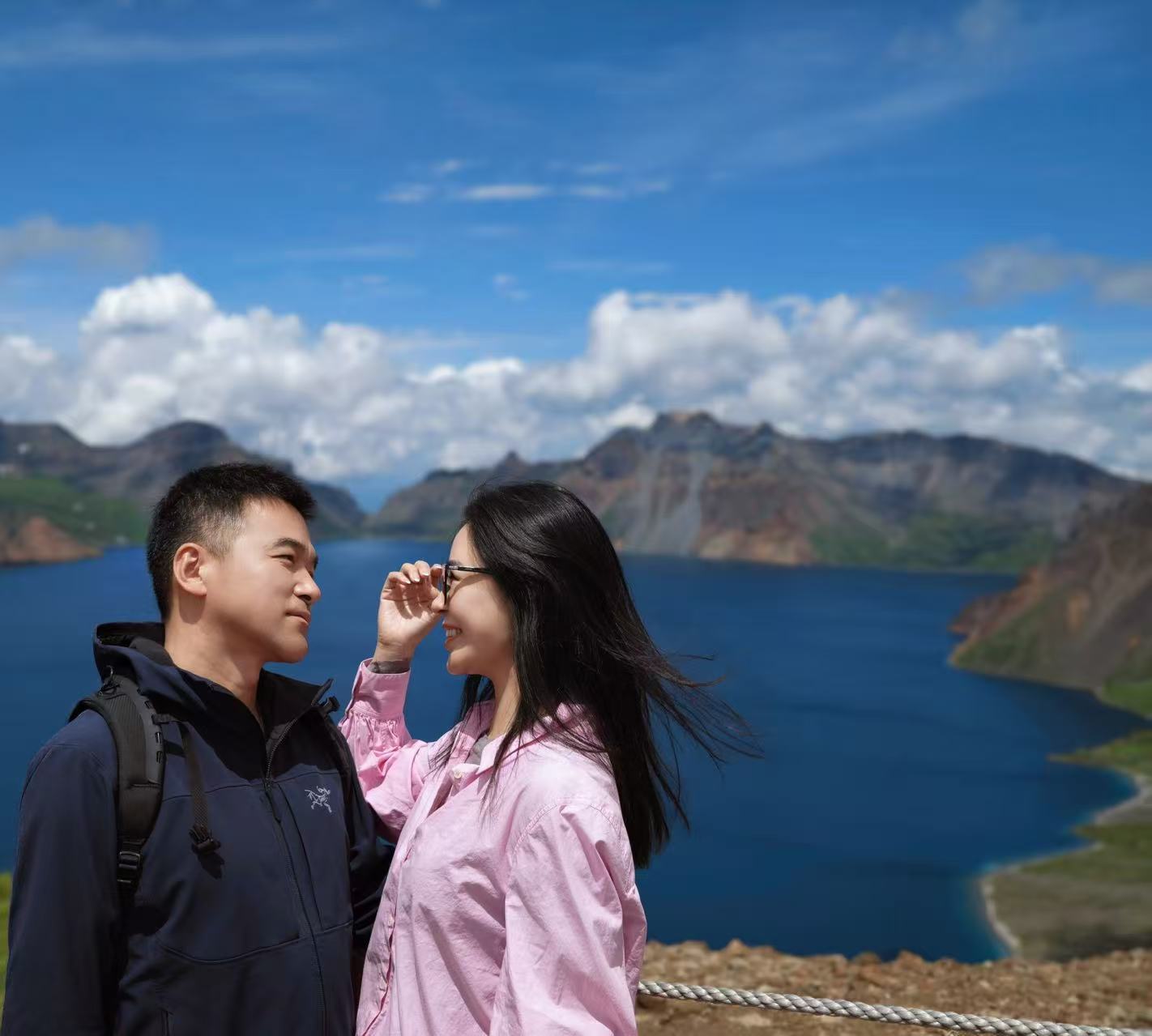 在美丽的天池旁热烈庆祝我和集团领导领证5196天。 100个钻粉来评论区分享99