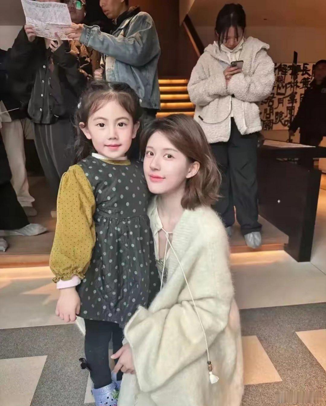 赵露思本来就长着一张卖萌脸，搞不懂为啥有人说她装？？？她的脸跟小孩子的脸比较起来