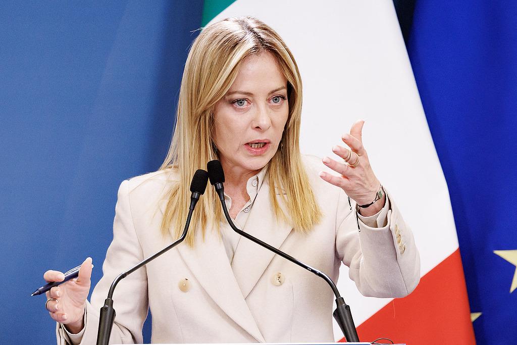 以色列打了联合国维和车队，梅洛尼拍桌怒骂：无法接受！
 
4月10日，欧洲彻底炸