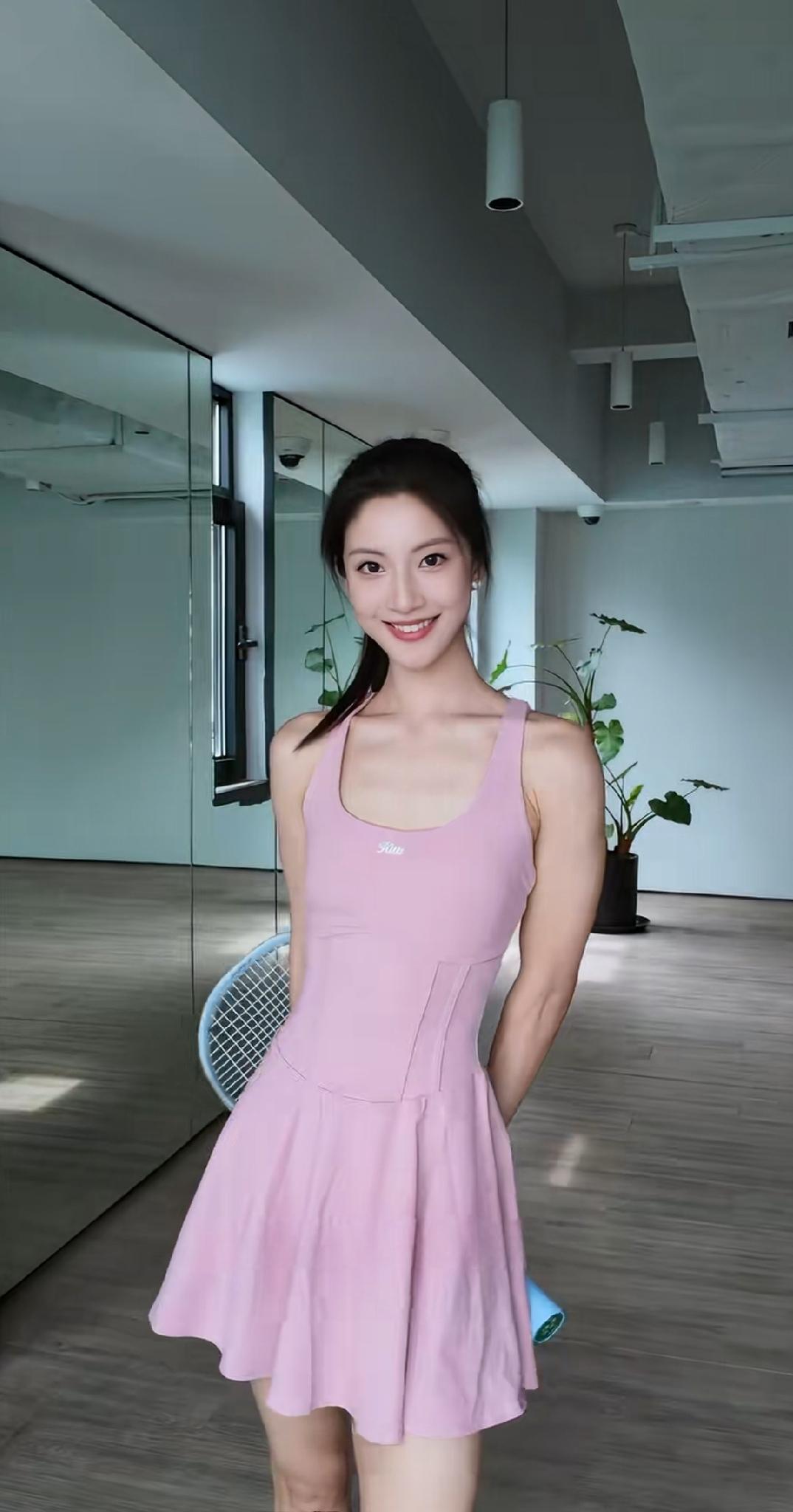 甜美可爱灵动的网球选手，
一见倾心纯洁的粉色佳人。
怎样才能把女生拍出清纯的感觉