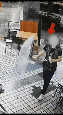三步算计！买一个包子，大妈分三次拿走三颗蛋，雨伞成了掩护工具，不值几块钱的茶叶蛋