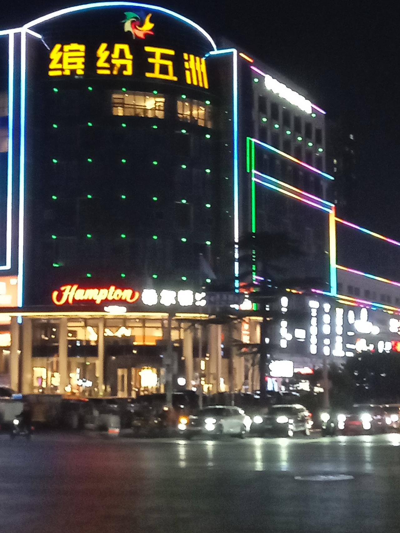 济洛路的夜晚灯人辉煌，商贸区人流涌动，是消费者的乐园。

泉城的后花园里，大山高