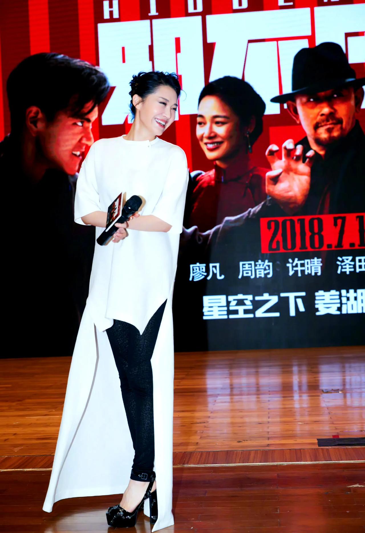 许晴，年过50依然满满的少女感，让人不禁感慨又羡慕。

和姜文一起参加活动，一套