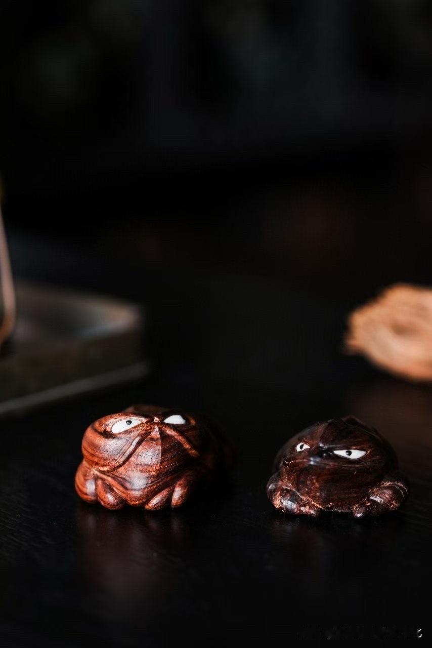 这一对金蟾，很有意思。

海南黄花梨的纹理，像流动的蜜光，在表面轻轻游走。刀工没