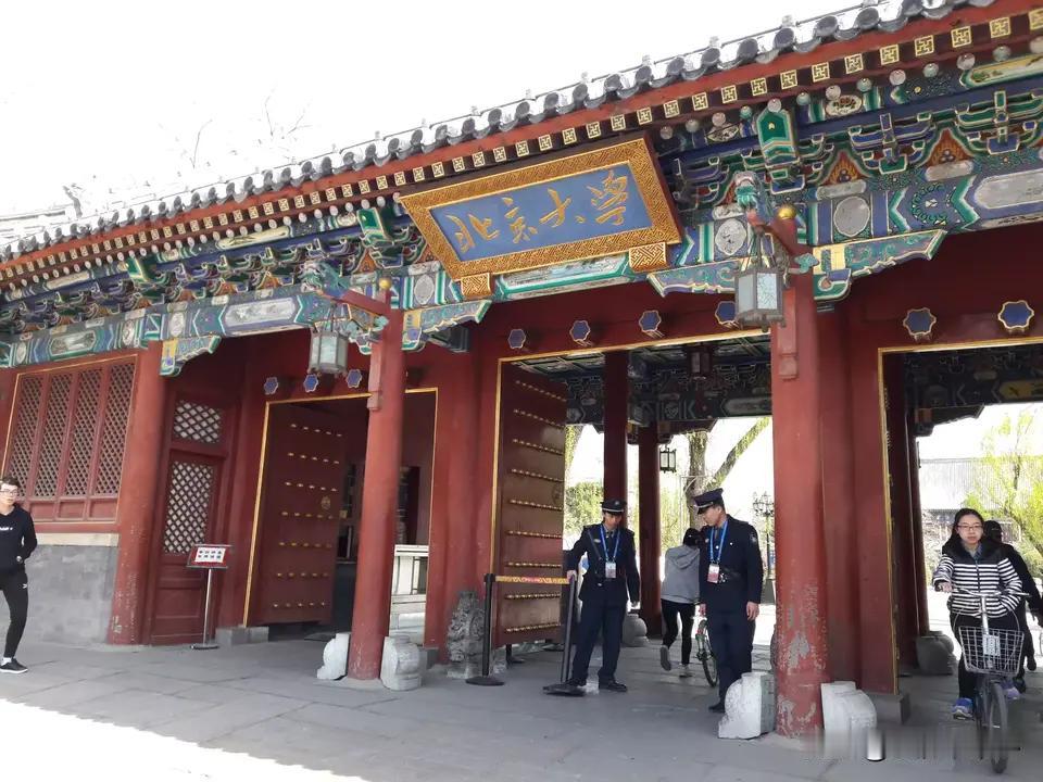 【北大哲学系是“长寿俱乐部”】
        听说北大哲学系是“长寿俱乐部”，