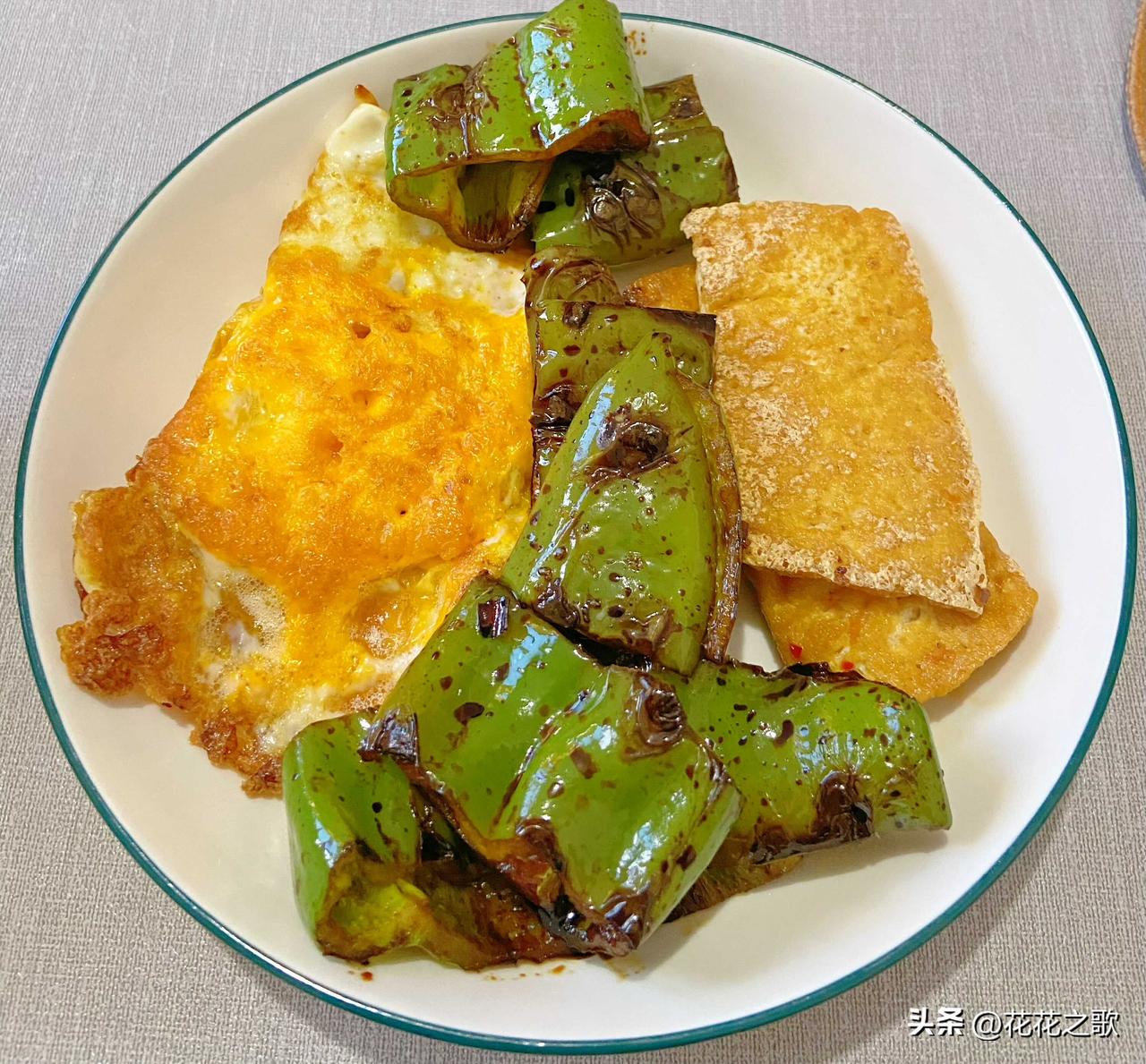 煎一煎，再煎一煎，就是今日的油煎早餐。

先煎个鸡蛋，再煎个豆腐，然后再煎一煎青