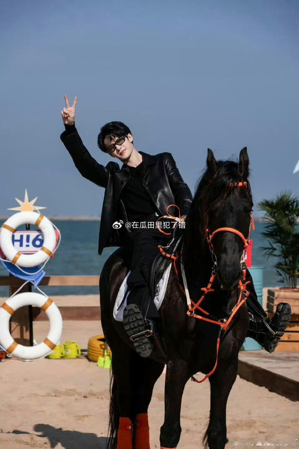 檀健次录制你好星期六骑马图檀健次录制hi6骑马图檀健次录制hi6骑马图 